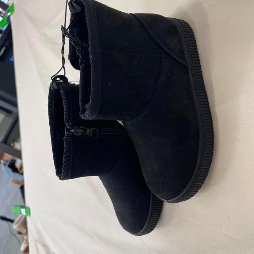 Black suede ankle boots with a chunky sole, size‎ US 10